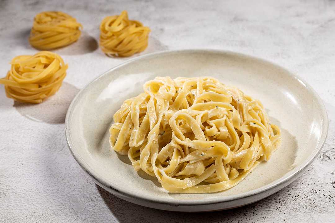 Fettuccine alla papalina, la ricetta romana con le sue varianti