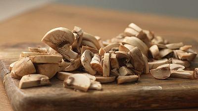 Pulite e tagliate i funghi
