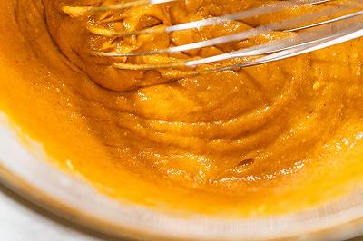 Aggiungete zucca, olio e polveri
