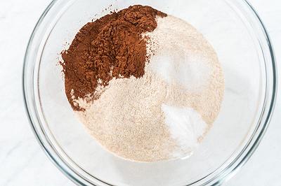 Mescolate gli ingredienti secchi