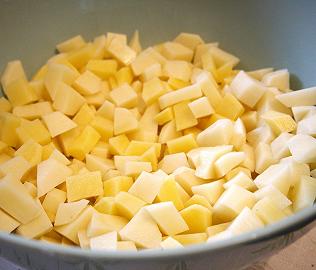 Sbucciate e tagliate le patate