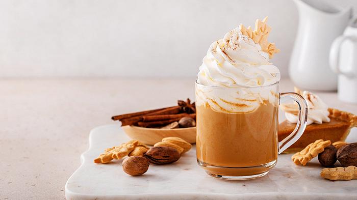 Pumpkin spice latte fatto in casa, la ricetta veloce
