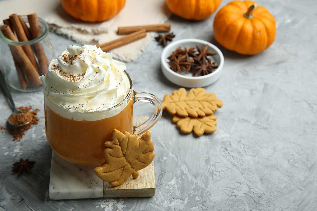 Pumpkin spice latte fatto in casa, la ricetta veloce