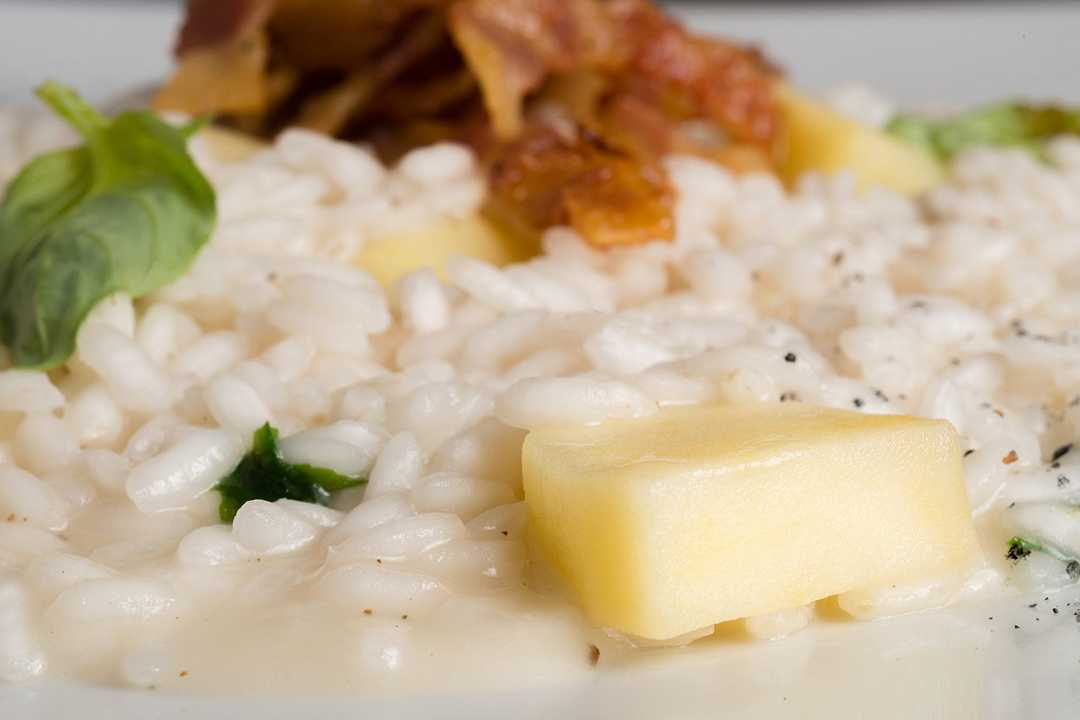 Risotto mele e speck, la ricetta e i consigli per un risultato perfetto
