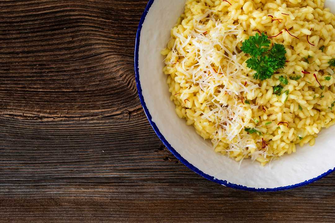 Risotto speck e zafferano, la ricetta per farlo cremoso