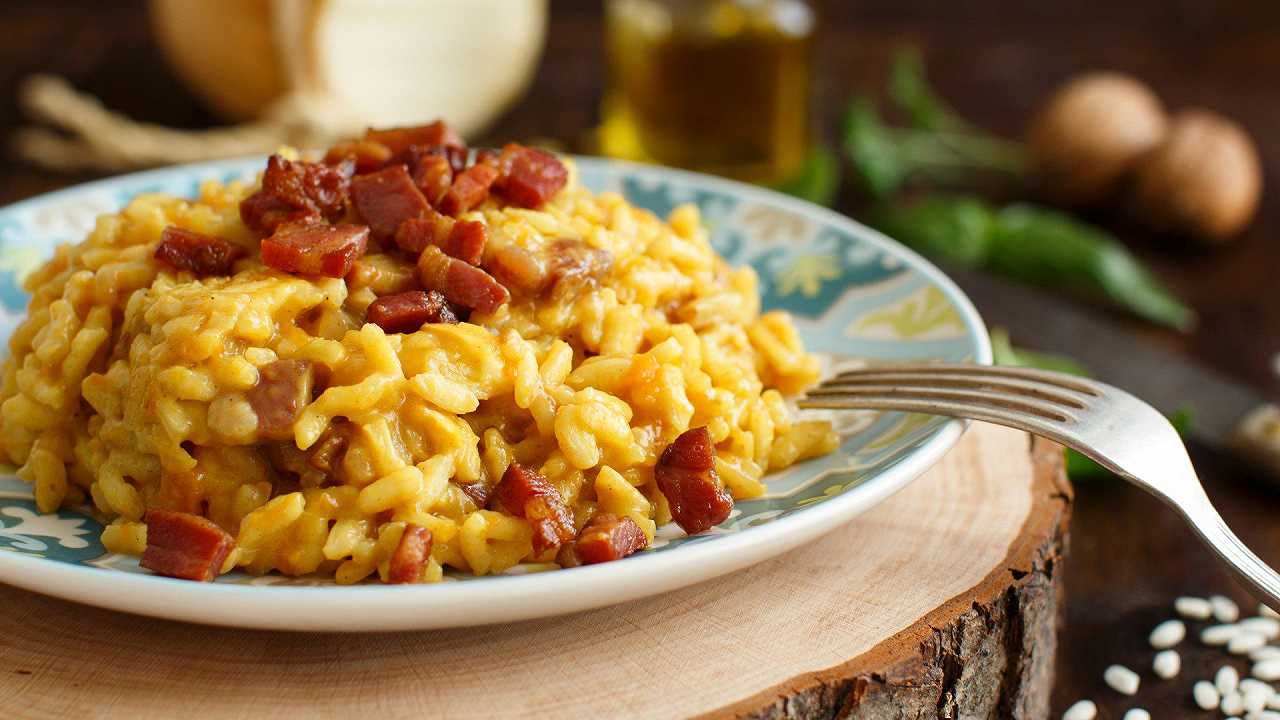 Risotto con zucca e pancetta, la ricetta cremosa e croccante