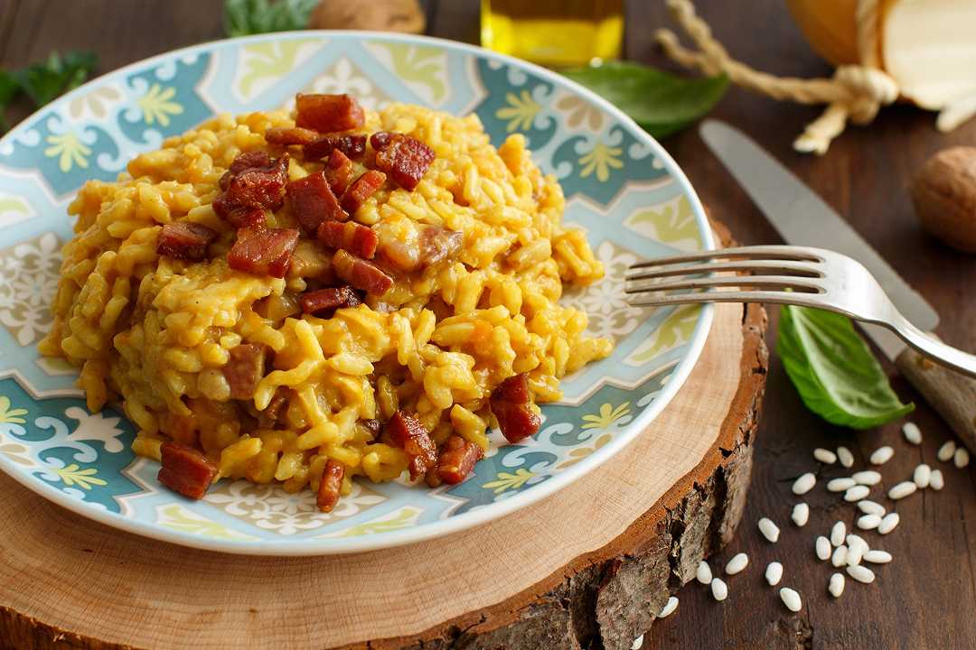 Risotto con zucca e pancetta, la ricetta cremosa e croccante