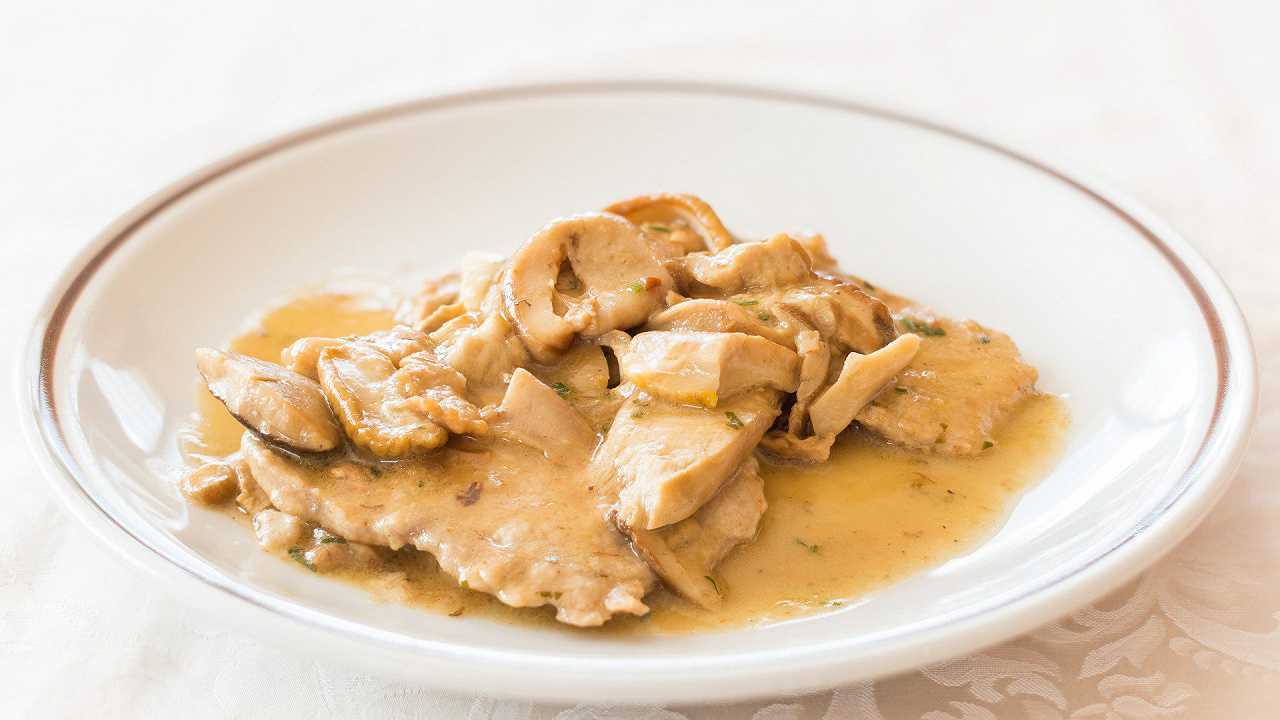 Scaloppine di tacchino ai funghi, la ricetta morbida e cremosa