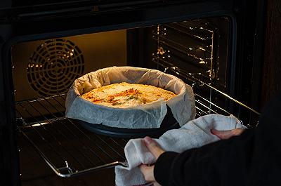 Mettete nello stampo e cuocete in forno