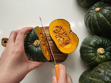 Tagliate la zucca e tritate la cipolla