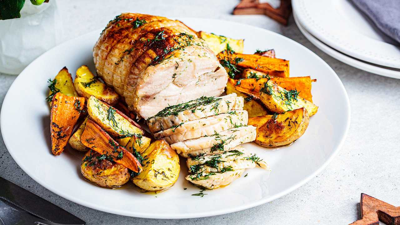 Arrosto di tacchino al forno con patate, la ricetta per una carne morbida e saporita