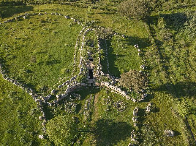 La tomba di giganti di San Cosimo, nel territorio di Gonnosfanadiga. 