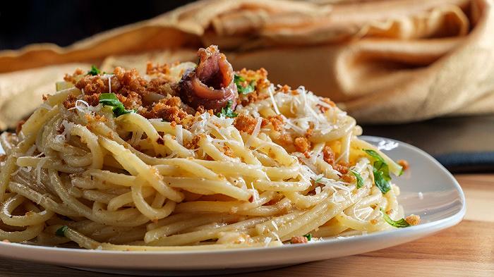Spaghetti con le acciughe, la ricetta veloce e saporita