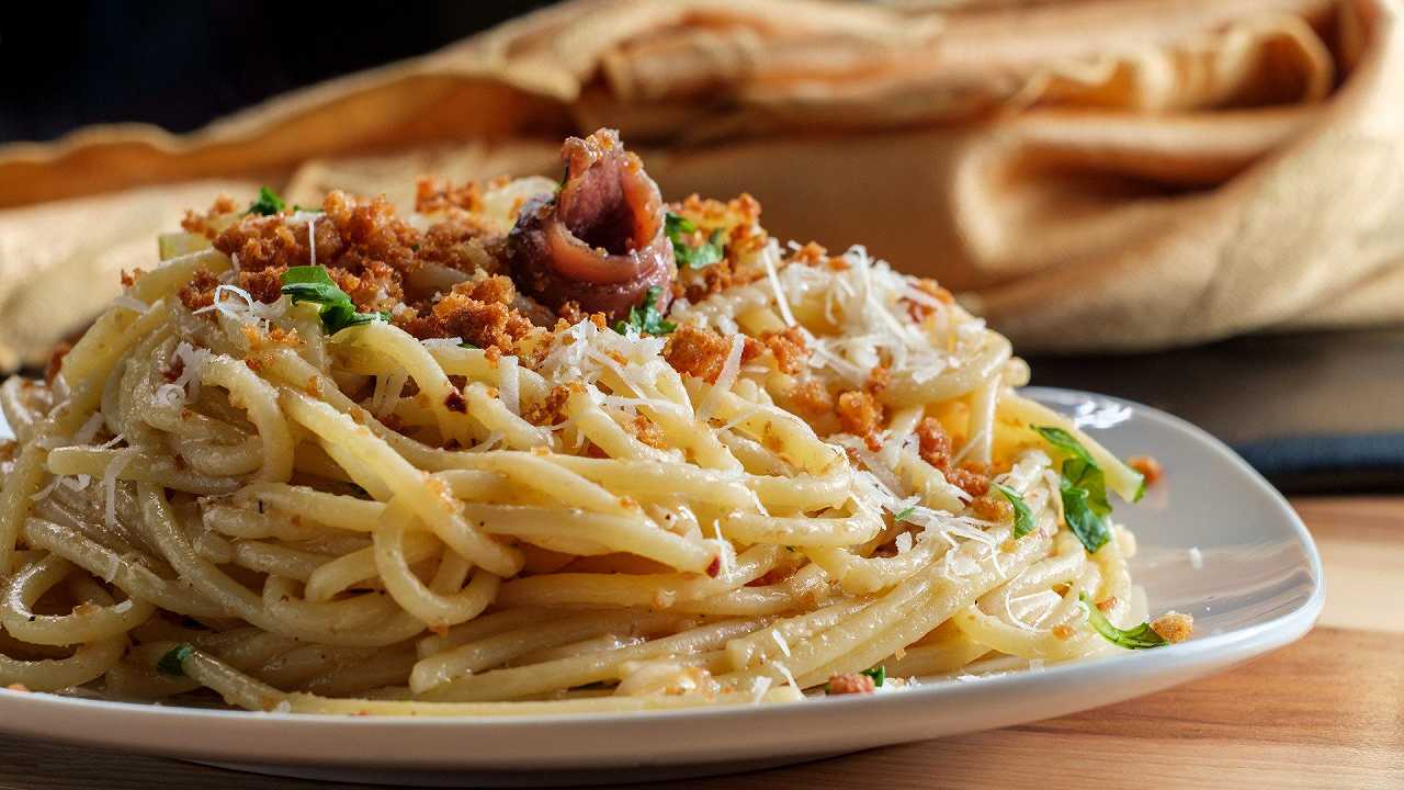 Spaghetti con le acciughe, la ricetta veloce e saporita