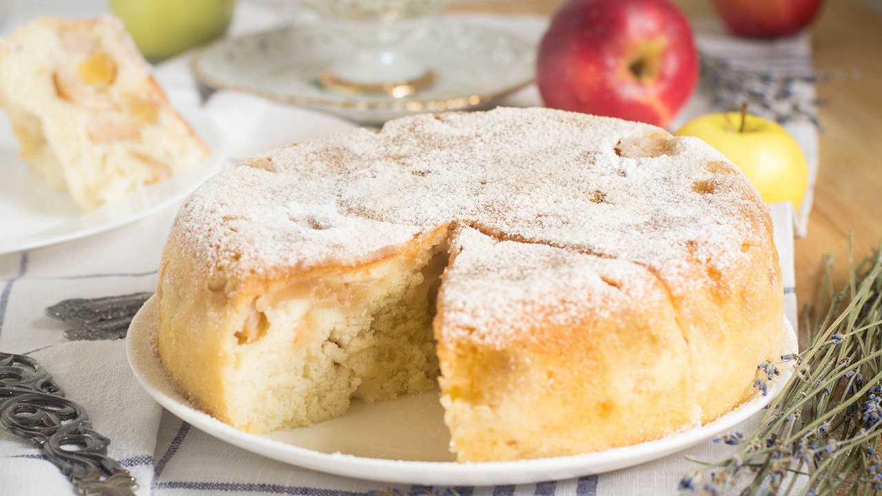 Torta di mele e mascarpone, la ricetta per ottenerla soffice