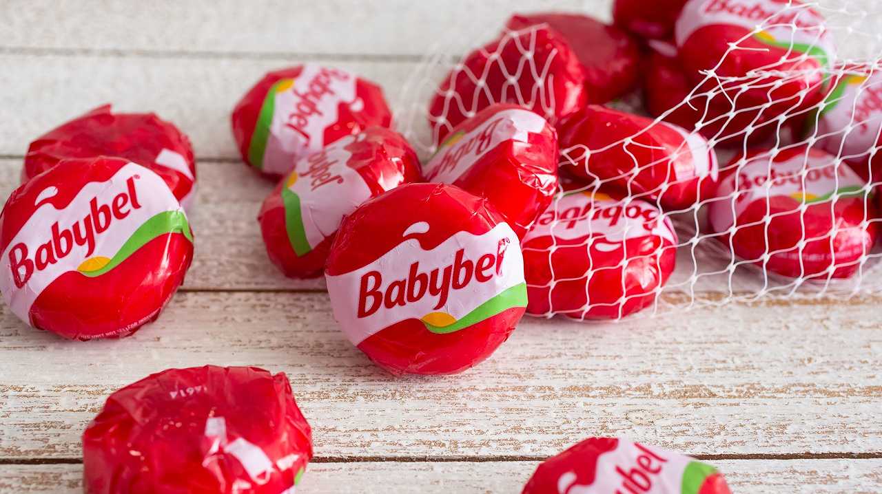 Babybel cambia packaging: come si trasformano due miliardi di formaggini