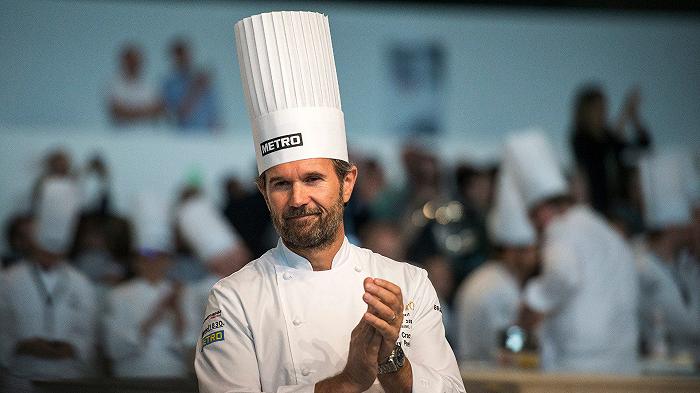 La pasta con gli anelli olimpici firmata da Carlo Cracco per le Olimpiadi di Cortina ci lascia confusi e felici