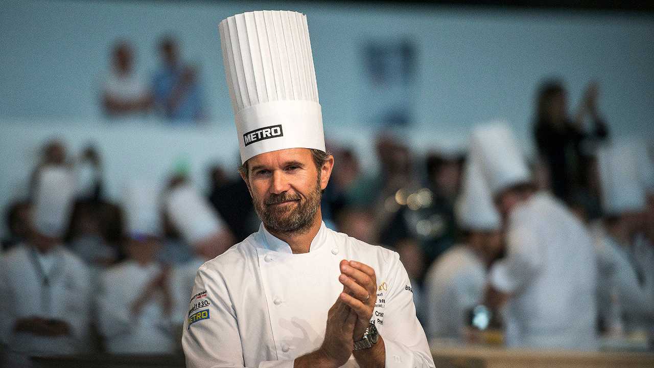 La pasta con gli anelli olimpici firmata da Carlo Cracco per le Olimpiadi di Cortina ci lascia confusi e felici