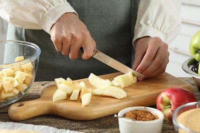 Sbucciate e tagliate le mele