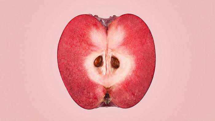 Cos’è la mela fragola, incrocio anomalo che sta bullizzando il web