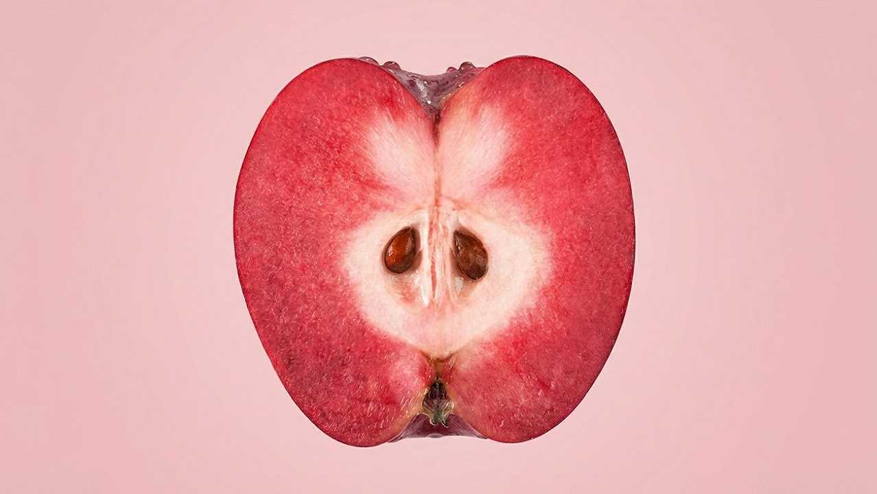 Cos’è la mela fragola, incrocio anomalo che sta bullizzando il web