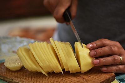 Lavate e sbucciate le patate