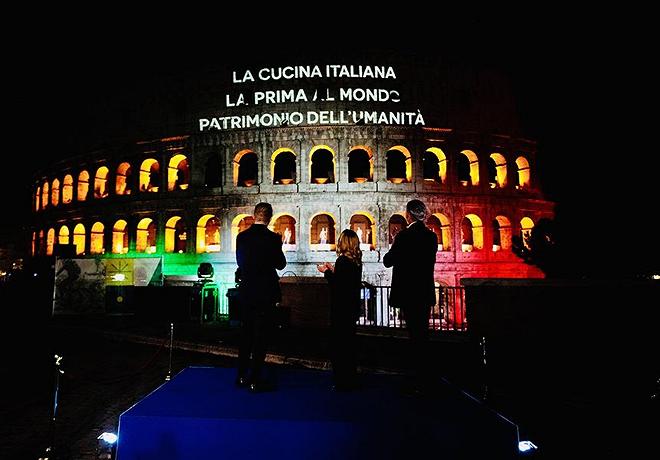 colosseo illuminato per la cucina italiana patrimonio dell'umanità
