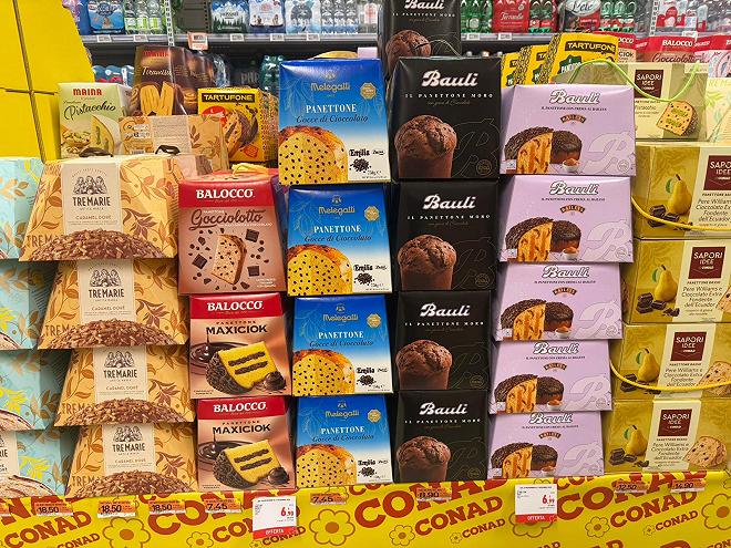 corsia supermercato panettoni