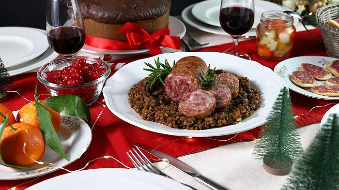 Cotechino o zampone? Storia, differenze e parenti insaccati di una tradizione emiliana fattasi pop