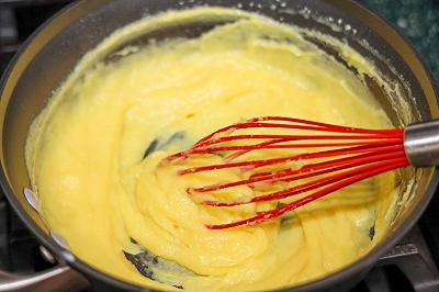 Cuocete la crema al limone