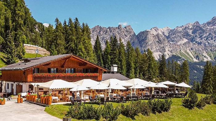 Il ristorante del compagno di Daniela Santanche è nei guai, già prima delle Olimpiadi