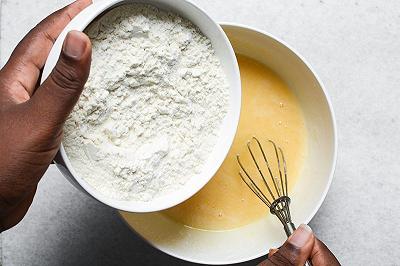 Aggiungete la farina setacciata