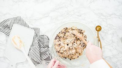 Aggiungete le gocce di cioccolato