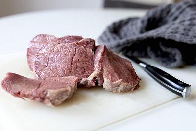 Tagliate e servite la lingua salmistrata