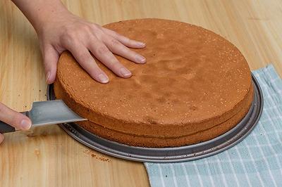 Tagliate e bagnate il pan di Spagna