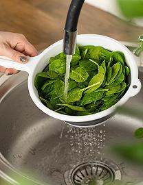 Lavate e asciugate gli spinaci