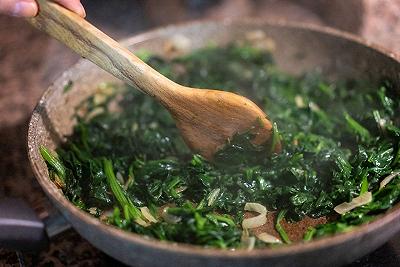 Rosolate l'aglio e fate appassire gli spinaci