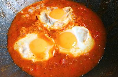 Cuocete le uova nell'acquacotta