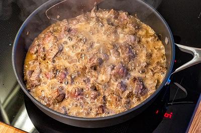 Cuocete il manzo con funghi e panna acida