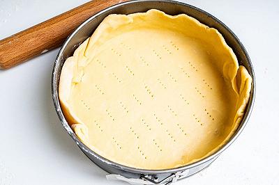 Stendete la pasta e foderate lo stampo