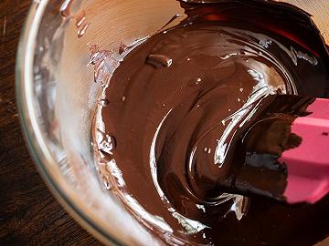 Versate sul cioccolato e sciogliete