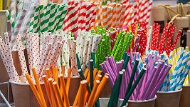 Riconsiderare le cannucce di plastica potrebbe essere una buona idea?