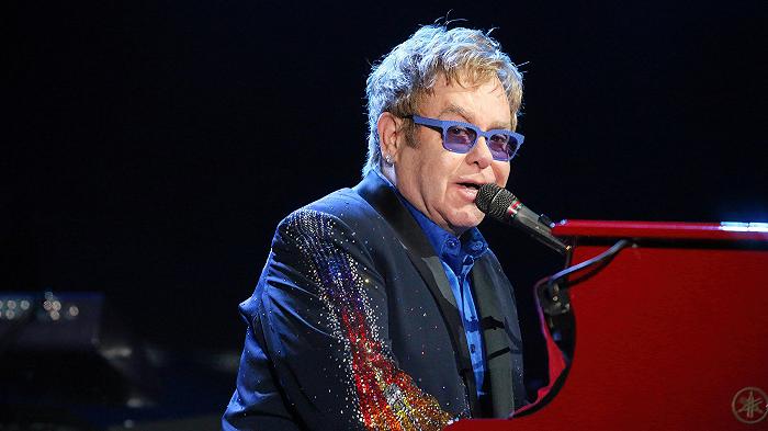 Elton John lancia uno champagne senza alcol