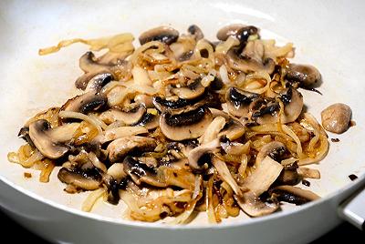 Cuocete funghi e cipolla