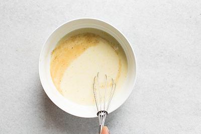 Mescolate latte, uova, zucchero e gelatina