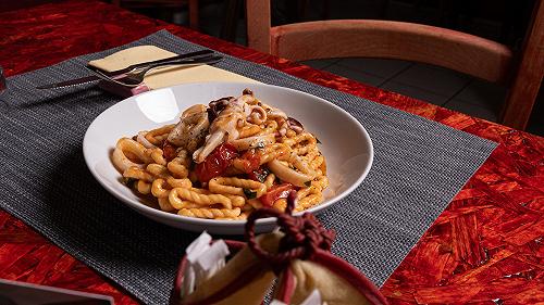 Lorighittas al calamaro, pomodoro datterino e basilico