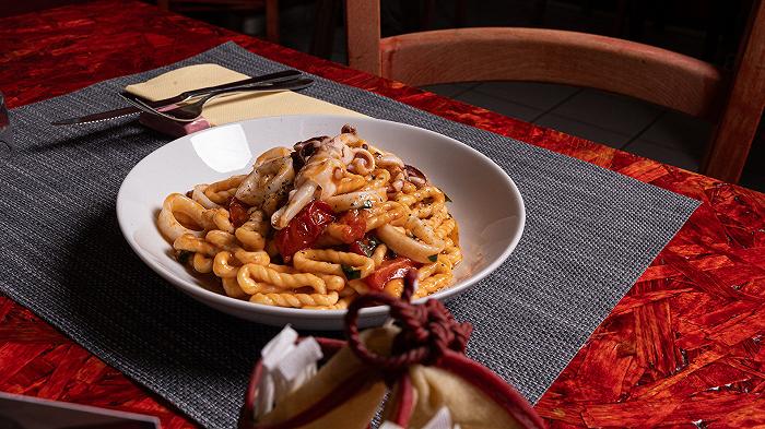 Lorighittas al calamaro, pomodoro datterino e basilico