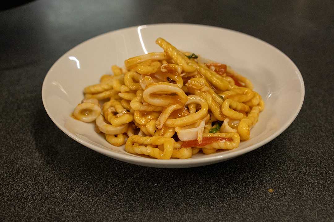 Lorighittas al calamaro, pomodoro datterino e basilico