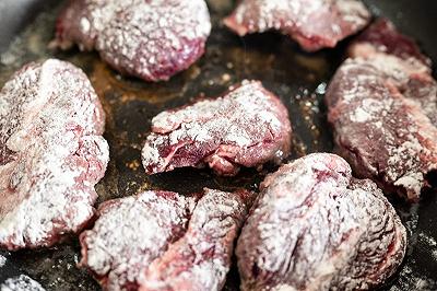 Infarinate e rosolate il manzo