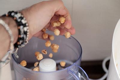 Riducete le nocciole in granella